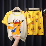 Zomer pyjama voor kinderen Pikachu knipoog katoen modieus op een riem in een huis