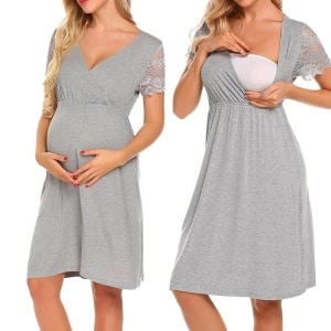 Grijs nachthemd voor zwangere vrouwen dat borstvoeding vergemakkelijkt. Het wordt gedragen door een blonde vrouw