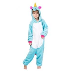 Blauwe eenhoorn jumpsuit met een klein meisje dat de pyjama draagt en een witte achtergrond