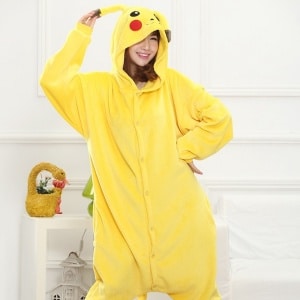 Pikachu jumpsuit met een vrouw in pyjama en een slaapkamer achtergrond