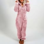 Roze teddybeer fleece pak met een vrouw die het pak draagt
