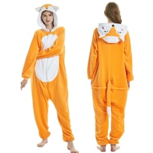 Oranje vossenpyjamapak voor dames met witte achtergrond