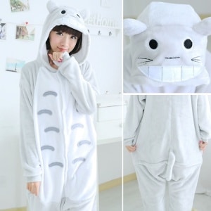Toroto het konijn pyjamapak voor vrouwen in grijs en wit met een vrouw die de pyjama draagt en een achtergrond van een slaapkamer