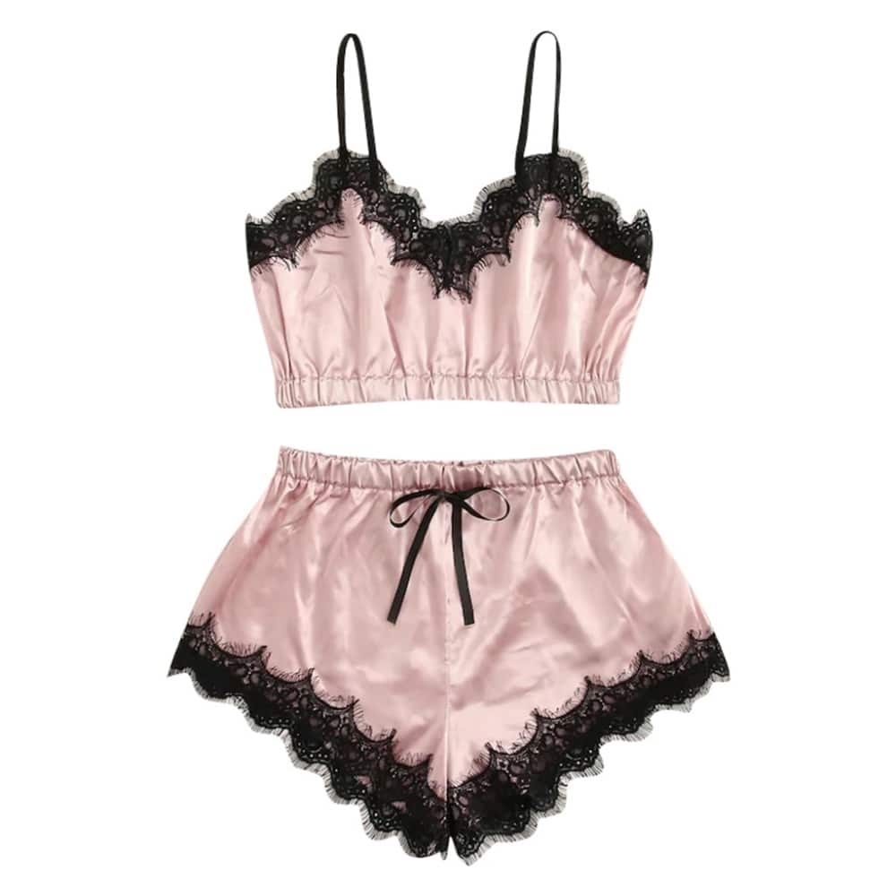 Sexy roze nachtkleding setje met zwarte kanten details en witte achtergrond