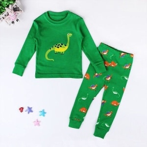 Groene dinosaurus pyjamaset met witte achtergrond