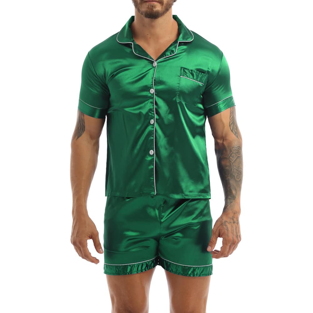 Groene satijnen pyjama gedragen door een man met een tatoeage op zijn linkerarm, de pyjama bestaat uit een korte broek en een overhemd met knopen aan de voorkant