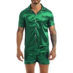 Groene satijnen pyjama gedragen door een man met een tatoeage op zijn linkerarm, de pyjama bestaat uit een korte broek en een overhemd met knopen aan de voorkant