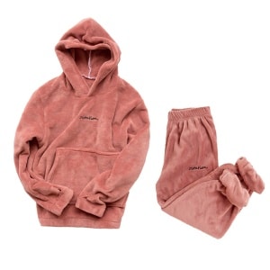 Tweedelige pyjamaset bestaande uit een roze hoodie van fleece materiaal. De hoodie heeft een kangoeroezak aan de voorzijde. En een roze fleece broek met een elastische tailleband.