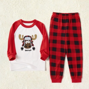 Witte en rode kerstpyjama voor kinderen en baby's met een beige achtergrond
