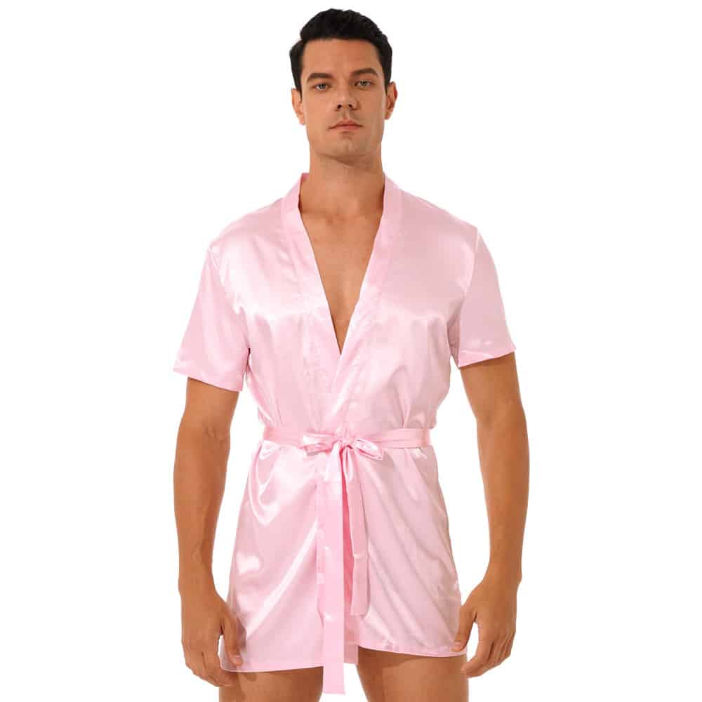 donkerharige man in roze satijnen kimono pyjama die met een riem in de taille is vastgebonden