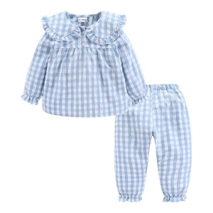 Blauwe kinderpyjama met ruitjesmotief, bestaande uit twee delen, een hemdje en een broekje