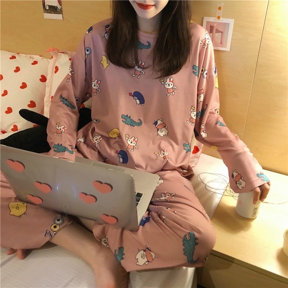 Herfstpyjama met lange mouwen en cartoonmotief gedragen door een vrouw