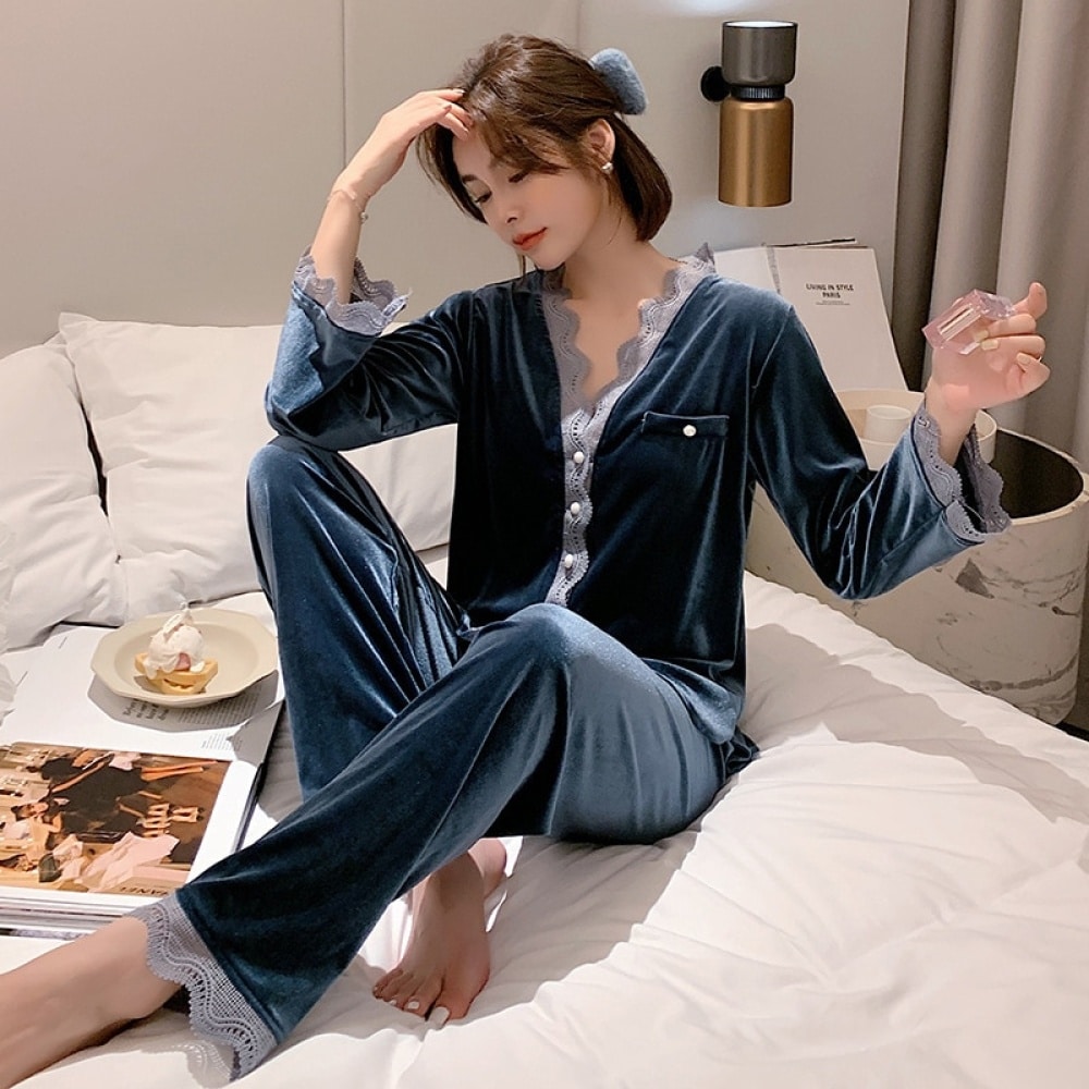 Warme V-hals pyjama met een vrouw die de pyjama in bed draagt