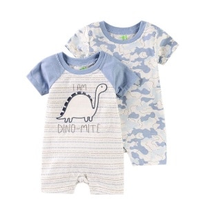 Pyjama met dinosaurus en camouflagedessin voor baby's met witte achtergrond