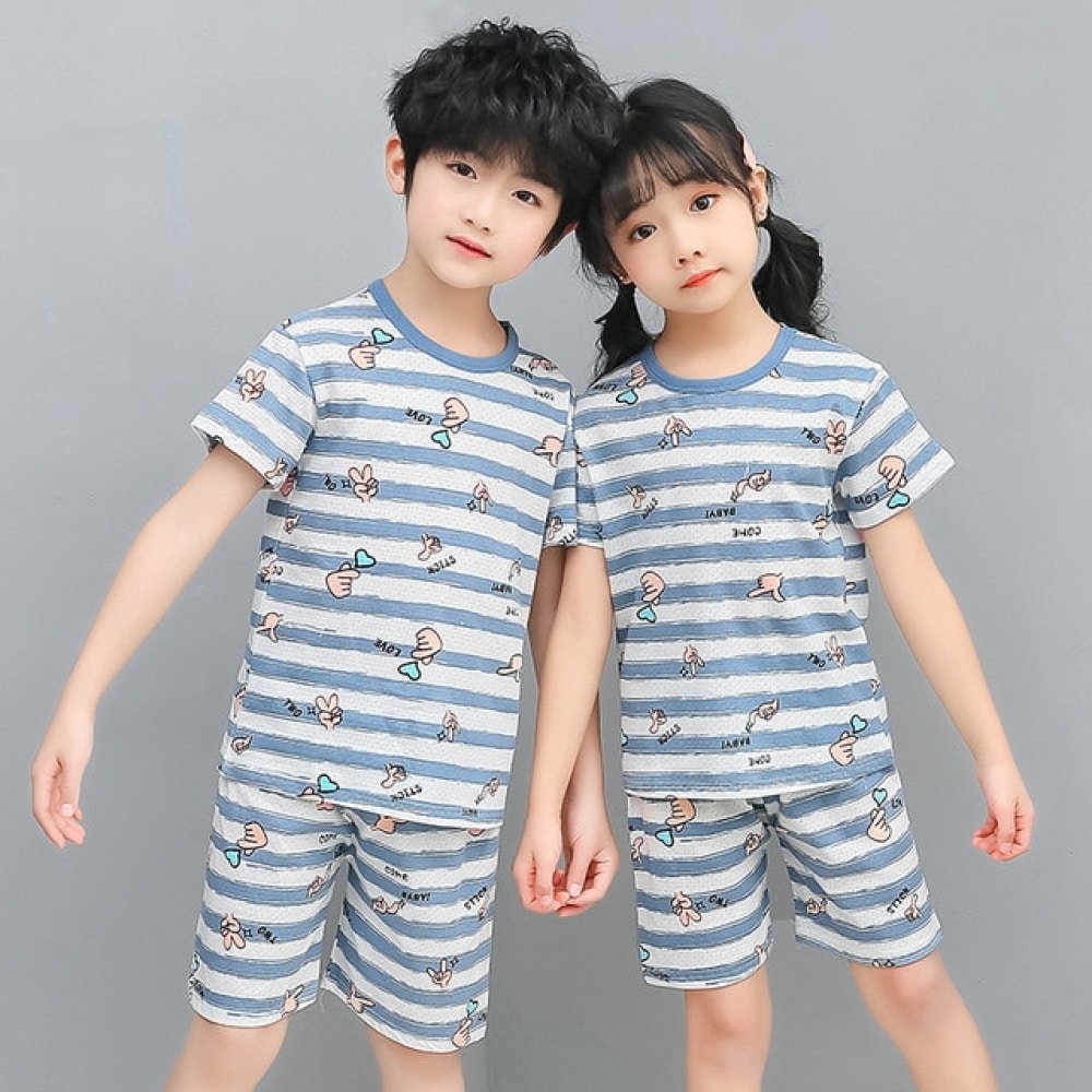 Witte pyjama met blauwe strepen voor kinderen met twee kinderen, een meisje en een jongen die de pyjama dragen