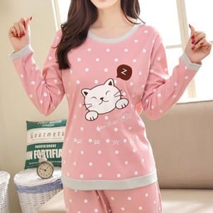 Hot pink en grijze kattenpyjama met een vrouw die de pyjama draagt