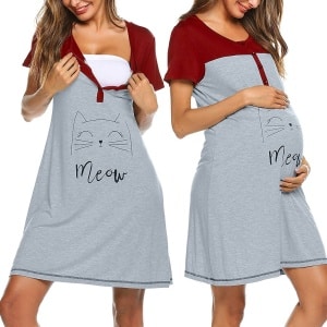 Zwangerschapsnachthemd met twee zwangere meisjes die de pyjama dragen en een witte achtergrond