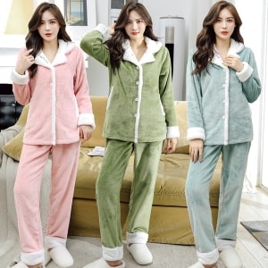 Pyjama zachte fleece shirt met drie verschillende kleuren is drie vrouwen het dragen van de pyjama's