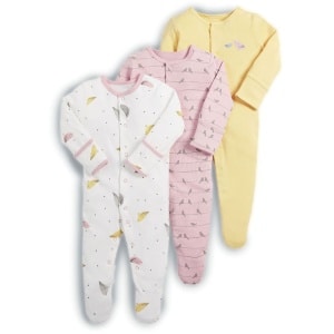 3-delig pyjamapakje met veren- en vogelprint voor baby met witte achtergrond