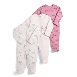 Driedelig babypyjamapakje met konijntje en strikje en witte achtergrond
