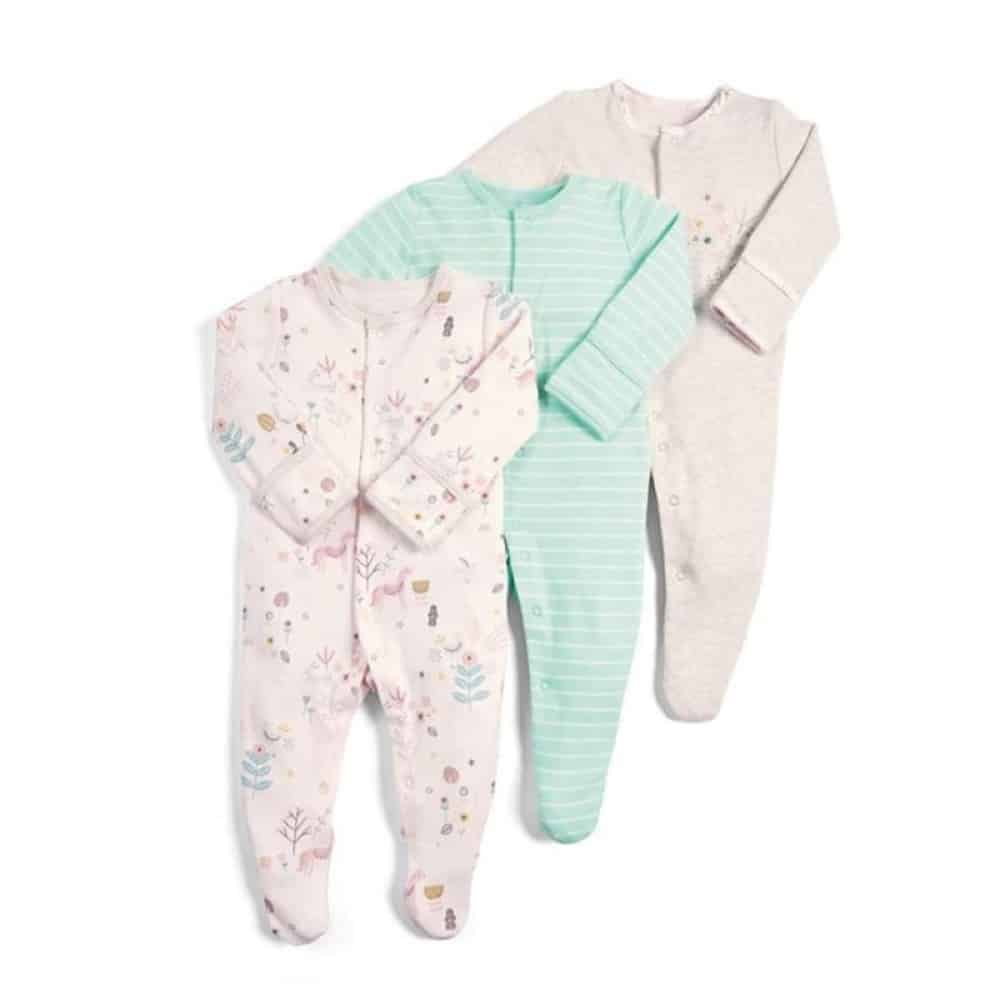 3-delig babypyjamapakje met bloemen- en streepmotief op een witte achtergrond