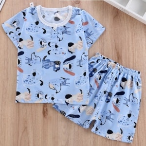 Tweedelige zomerpyjama voor jonge kinderen in blauw met leuke patronen en een houten achtergrond