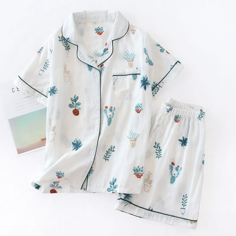 Witte zomerpyjama met korte mouwen en groene bloemenprint