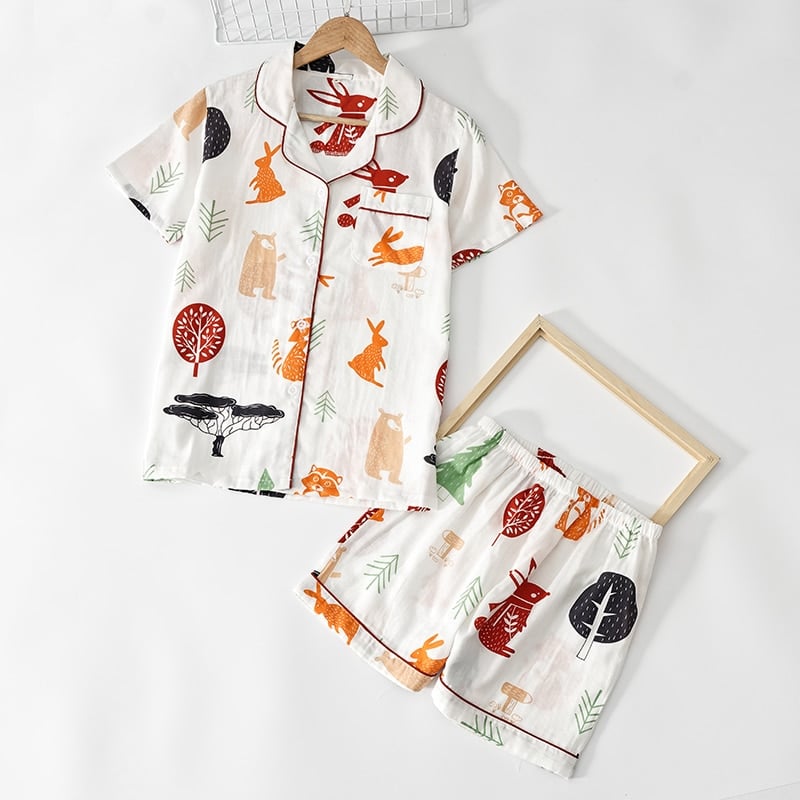Katoenen zomerpyjama voor dames met korte mouwen en gevouwen kraag aan een riem en frame