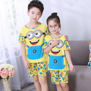 Zomerpyjama met korte mouwen en Minions-print voor kinderen, gedragen door kinderen in een huis
