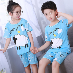 Blauwe zomerpyjama met korte mouwen en schapenprint voor kinderen gedragen door kinderen in een huis