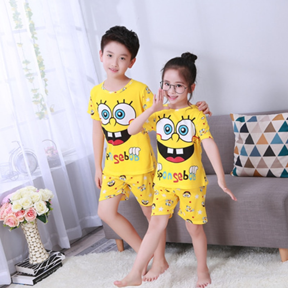 Gele zomerpyjama met Spongebob-patroon voor kinderen, gedragen door kinderen in een huis