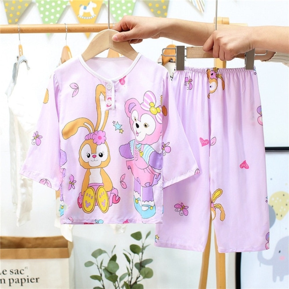Katoenen pyjama met aap en paars konijn ontwerp op een hanger in een huis