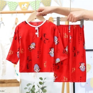 Rode tweedelige pyjama met halflange mouwen voor kinderen met patroon op een riem