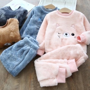 Zachte kattenpyjama in twee kleuren, blauw en roze, en in twee delen, een broek en een warm topje