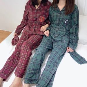 Harry Potter geruite pyjamaset één groene en één rode met twee vrouwen die de pyjama's in bed dragen
