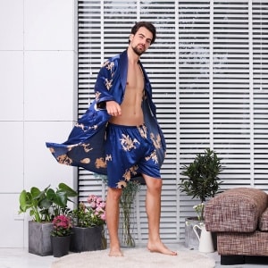 Tweedelige satijnen kimono pyjama met drakenprint gedragen door een modieuze man