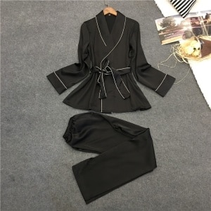 Sexy zwarte kimono-pyjama voor dames met grijze achtergrond