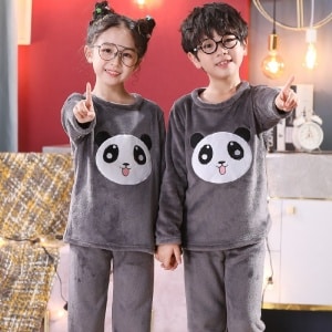 Tweedelige panda pyjama met lange mouwen gedragen door een kleine jongen en een klein meisje in een huis
