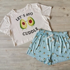 Tweedelige damespyjama met avocadomotief en "LET'S AVO CUDDLE" voor dames in de mode