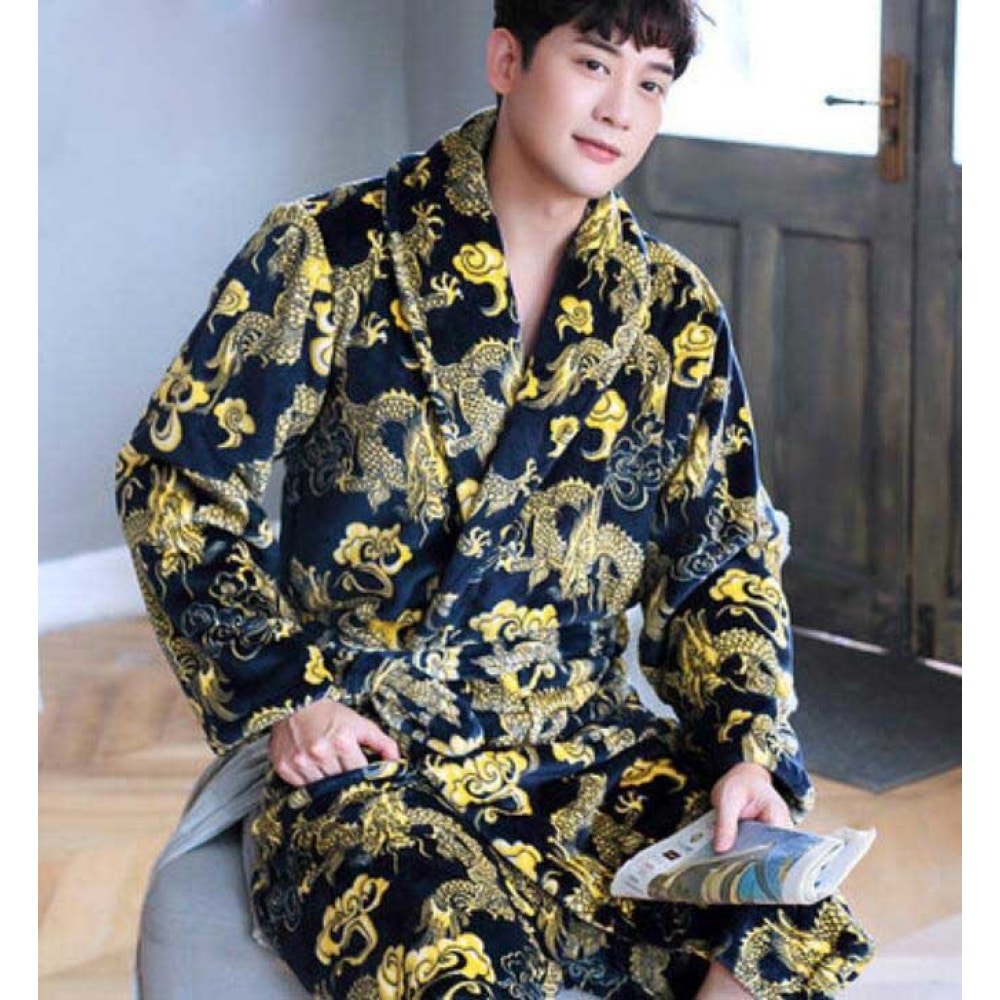 Zeer hoogwaardige flanellen pyjama met drakenprint voor heren gedragen door een man in een huis