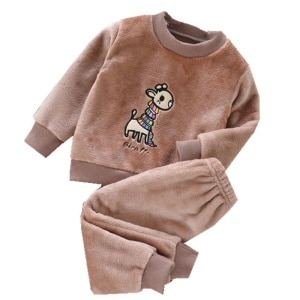 Zeer comfortabele en modieuze bruine giraffe fleece pyjama voor kinderen