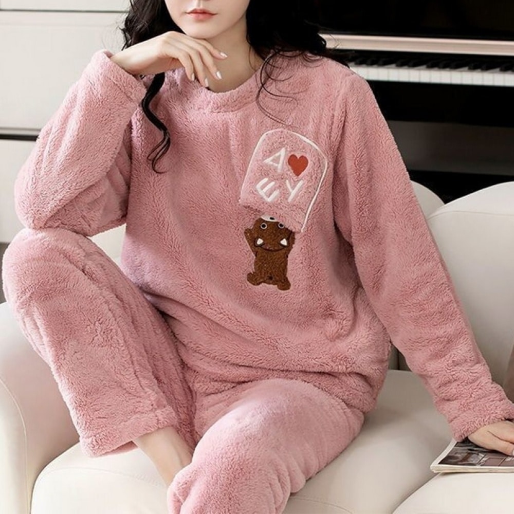Damespyjama van fleece met berenpatroon, zeer comfortabel voor een vrouw om in huis te dragen