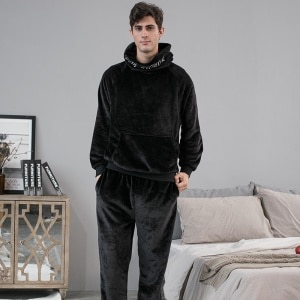 Zwarte pyjama voor mannen met capuchon, gedragen door een lange en jonge man