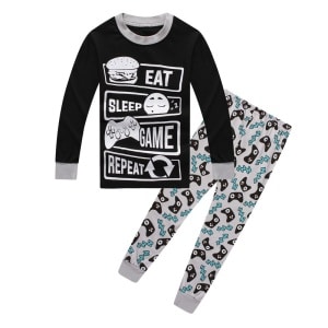 Zwarte en grijze pyjama voor liefhebbers van videospelletjes met een witte achtergrond