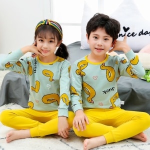 Lente tweedelige eendenpyjama voor kinderen met twee kinderen die de pyjama dragen