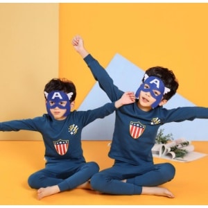 Lente blauwe tweedelige pyjama voor jongens met twee jongetjes die de pyjama dragen met een superhelden masker