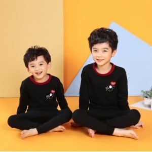 Zwarte voorjaarspyjama met rode kraag voor jongens met oranje achtergrond