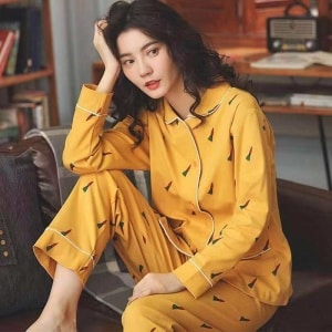 Voorjaarspyjama met lange gele mouwen en modieuze wortelprint