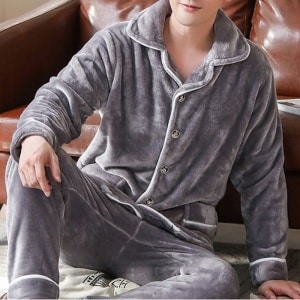 Retro winterpyjama voor mannen in grijs met een man die de pyjama draagt