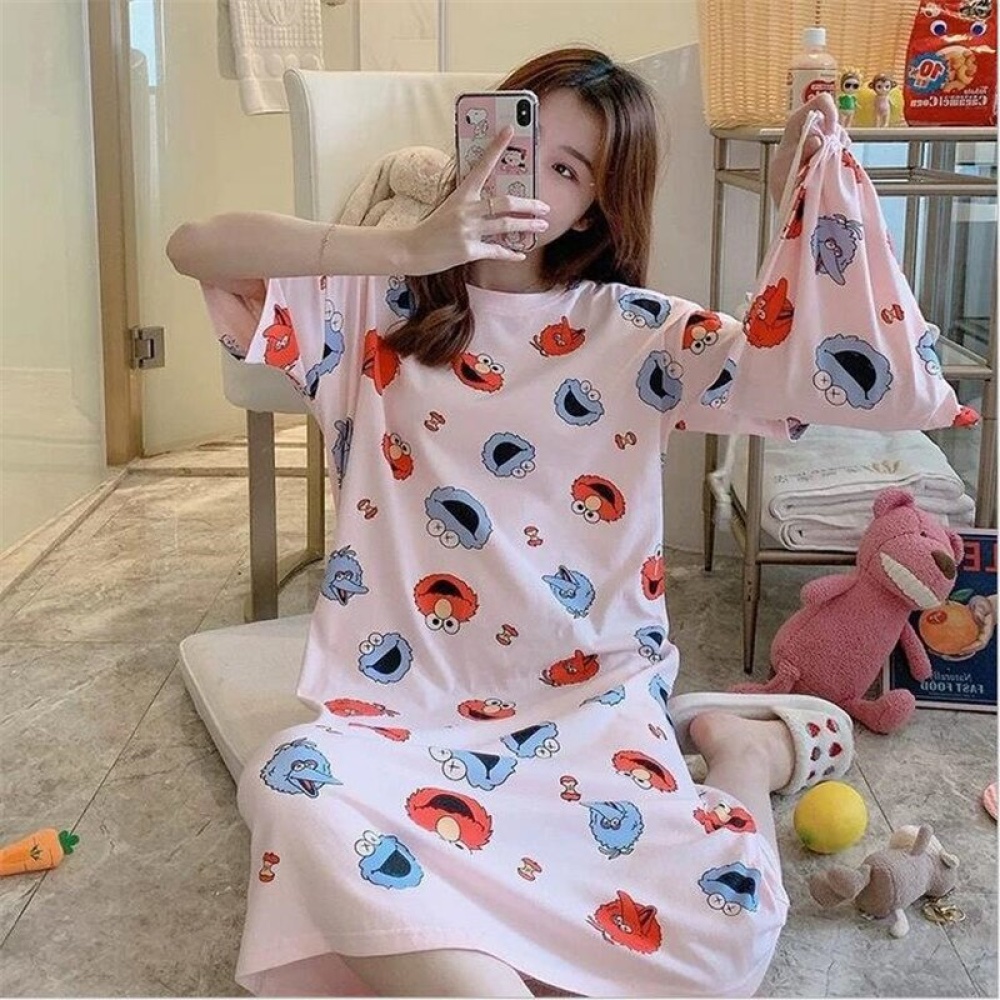 Pyjama met korte mouwen en Elmo-opdruk gedragen door een vrouw in een huis